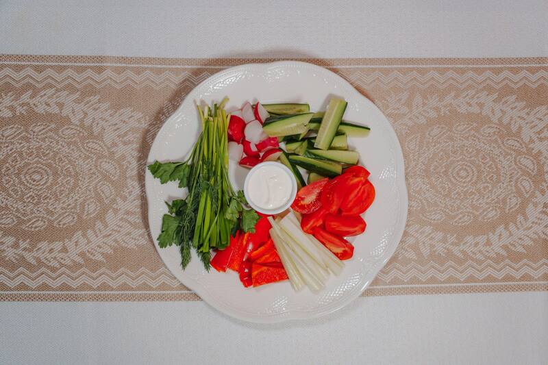 Тарелка свежих овощей